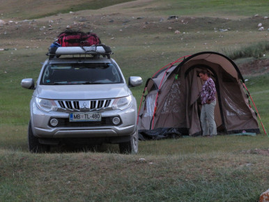 Po sledeh karavan