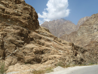 V goro vklesana cesta, Afganistan