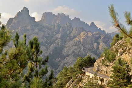 Pogled na Col de Bavella se iz druge smeri, ob zatonu dneva